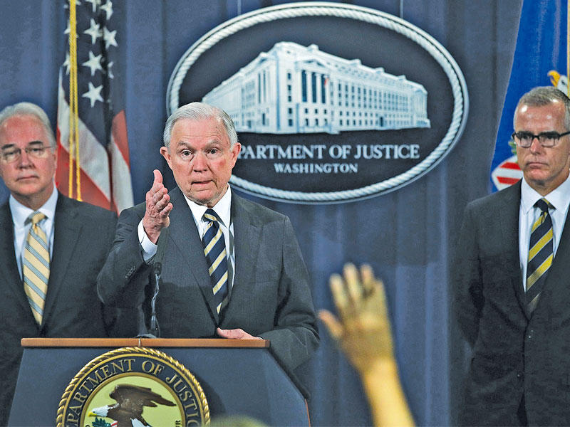 النائب العام الأميركي جيف سيسيونس يعلن في مؤتمر صحافي إجراءات لإنفاذ القانون في وزارة العدل بواشنطن (أ ف ب)