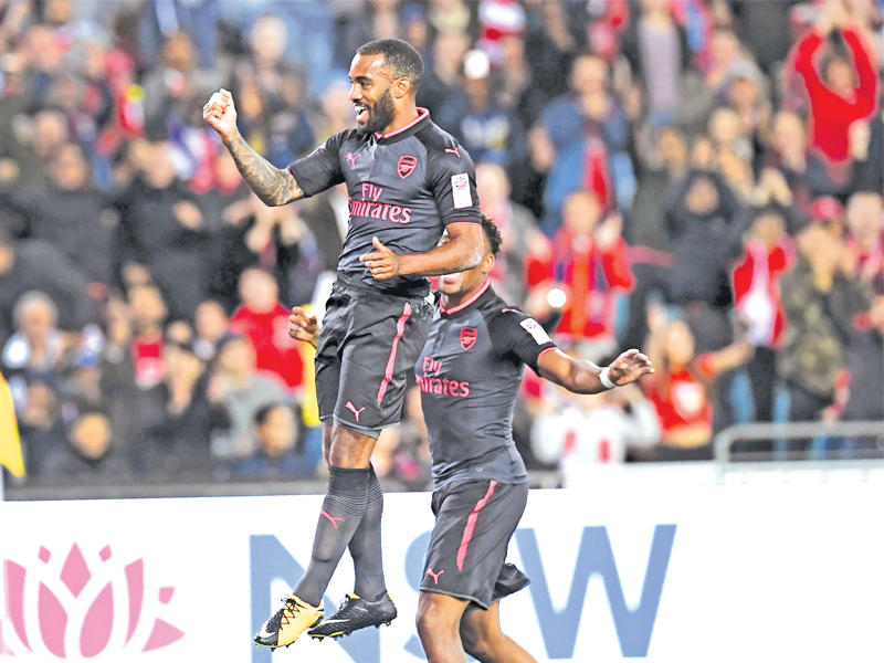 لاكازيت يحتفل بهدفه الأول مع أرسنال