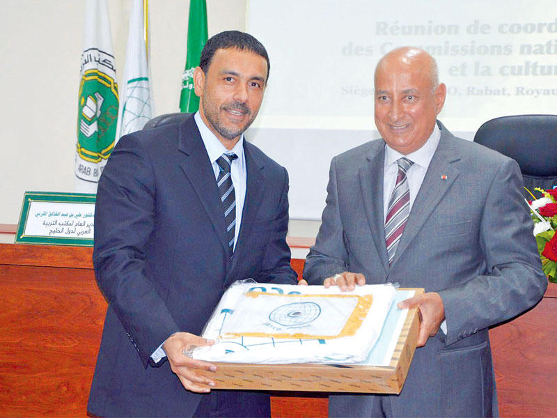 الرشيد يتسلم هدية من المدير العام لـ «إيسيسكو»n