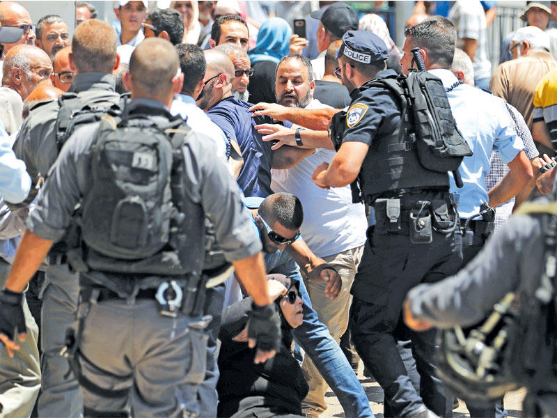 القوات الإسرائيلية تدفع الفلسطينيين خارج بوابة دمشق المدخل الرئيسي للبلدة القديمة في القدس أمس (أ ف ب)n