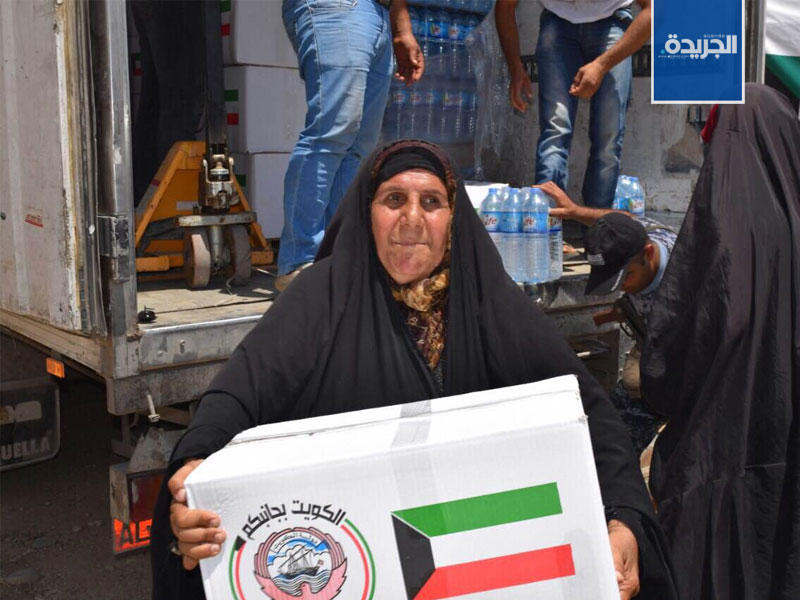  دولة الكويت توزع 30 طنا من المواد الغذائية في الجانب الايمن من (الموصل)