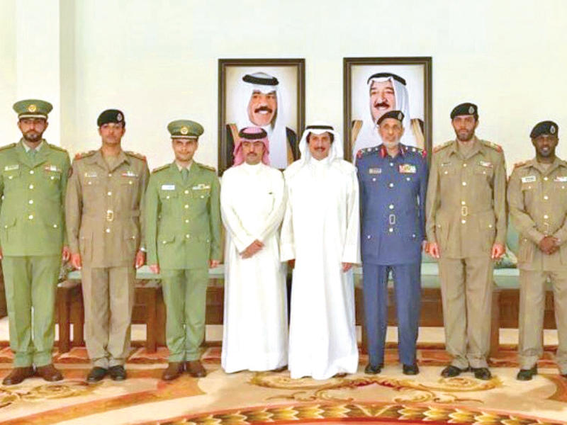 عزام الصباح متوسطا الضباط المشاركين في دورة القيادة بالبحرين