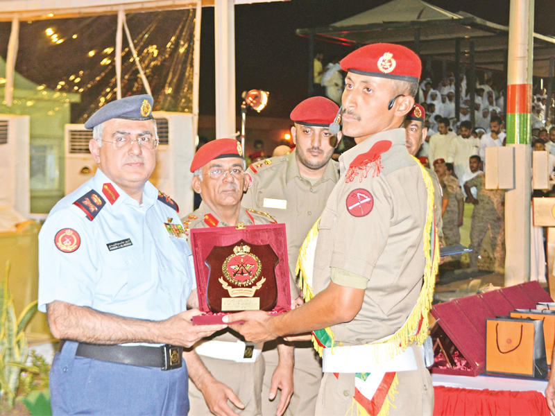 تكريم أحد المتطوعين