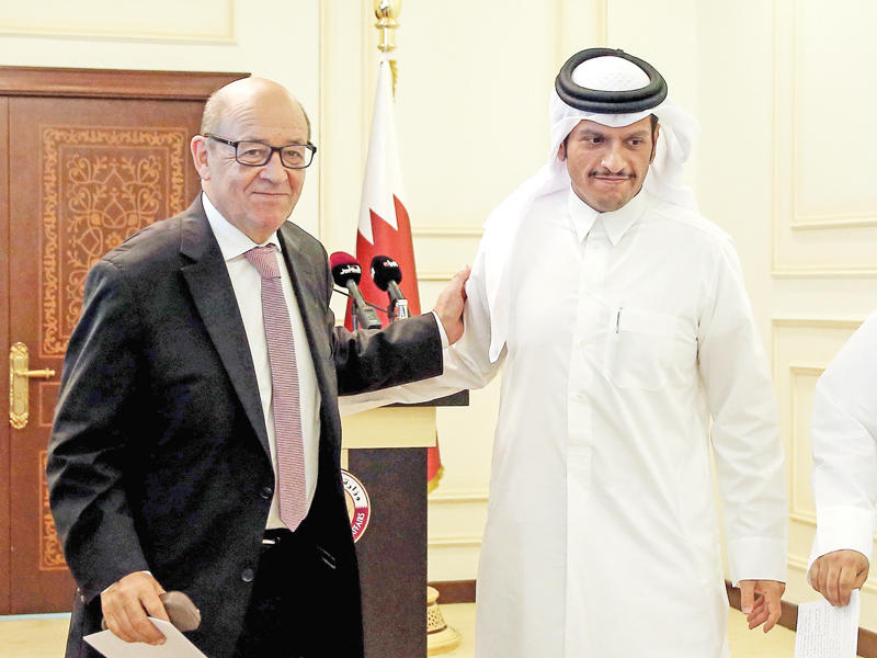 لودريان وعبدالرحمن  بعد المؤتمر الصحافي في الدوحة أمس  (أ ف ب)