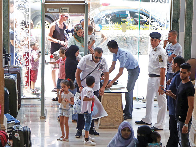 تشديد إجراءات الأمن في منتجع «صني دايز» في الغردقة أمس   (إي بي إيه)