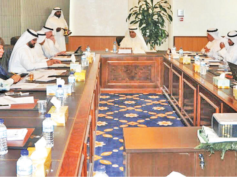 وزير العدل خلال اجتماعه مع مديري إدارة التسجيل والتوثيق