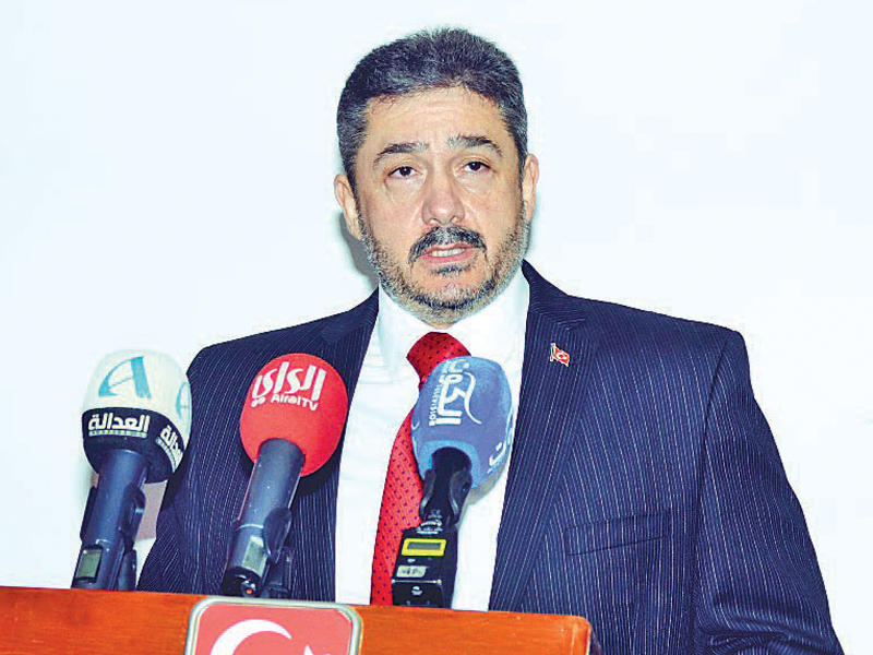 السفير التركي مراد تامير خلال المؤتمر الصحافيn