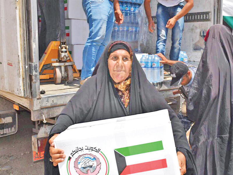 جانب من توزيع المساعدات الكويتية في الموصل