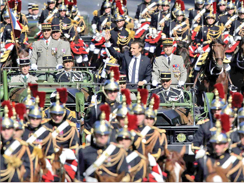 ماكرون ورئيس الأركان خلال احتفالات 14 يوليو 