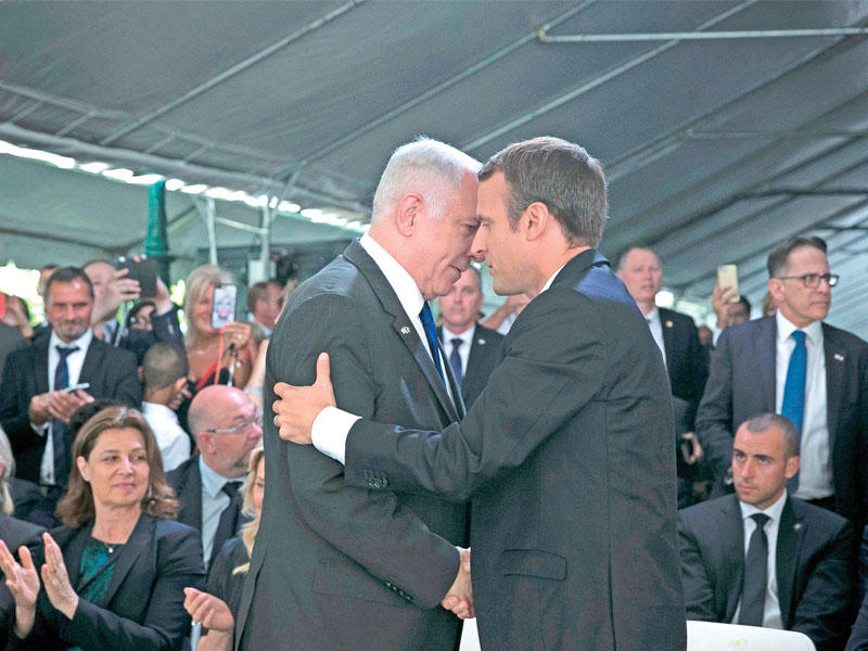 ماكرون ونتنياهو في باريس أمس (أ ف ب)