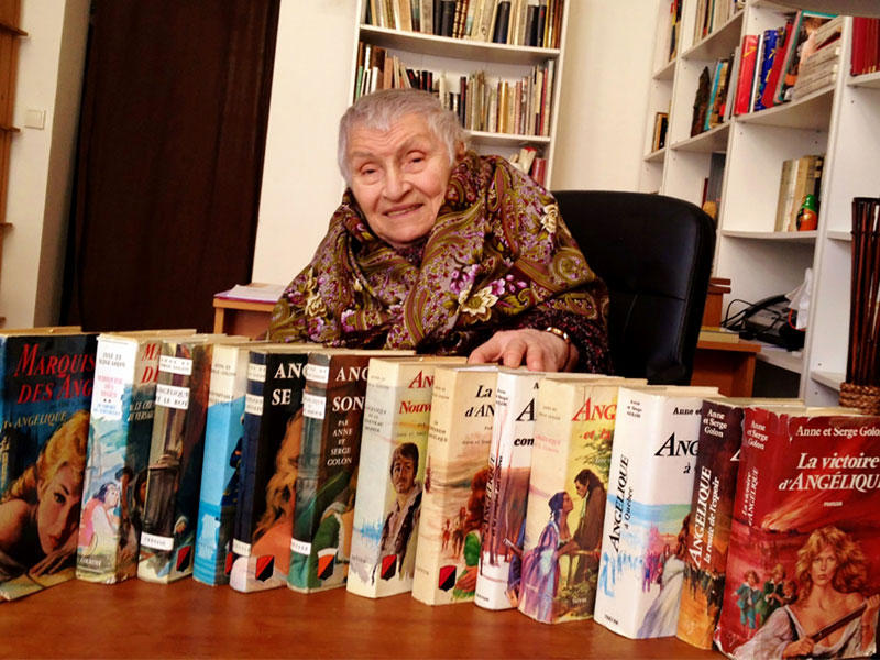 الكاتبة الفرنسية آن غولون