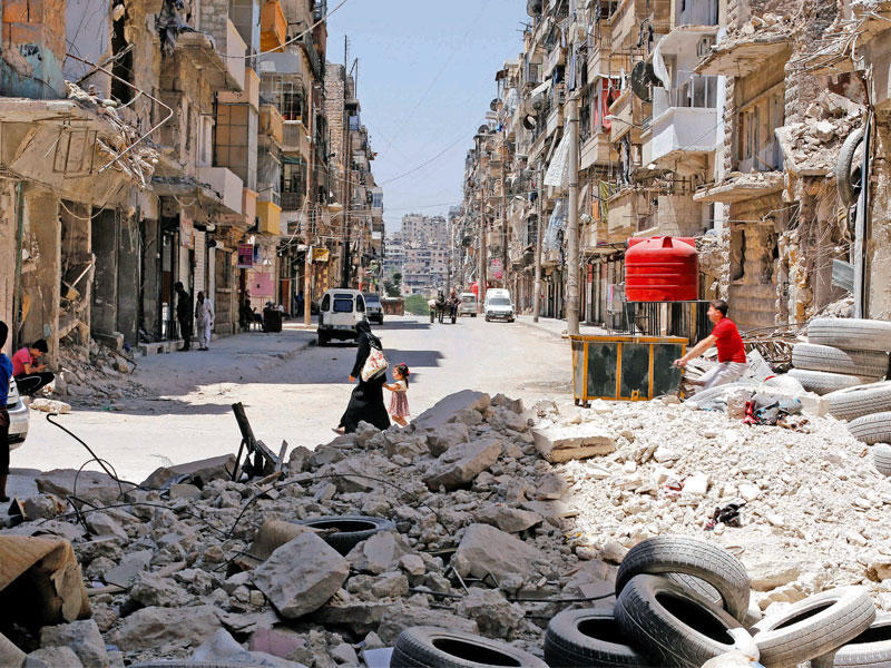 جانب من الدمار في حي بستان القصر بحلب   (رويترز)