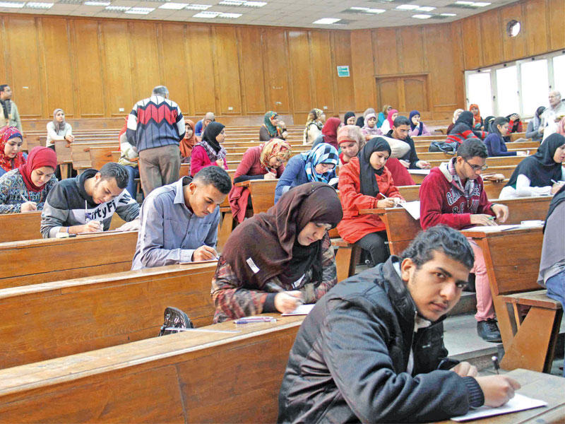 طلاب خلال امتحان داخل إحدى الجامعات المصرية 