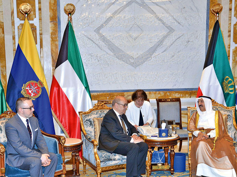 سمو الأمير مستقبلاً أمس وزير الخارجية الفرنسي والسفير الفرنسي (كونا)