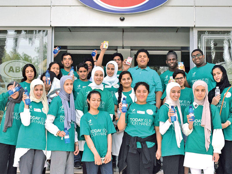 المشاركون في برنامج فرسان الصناعة خلال زيارة ميدانية لأحد المصانع