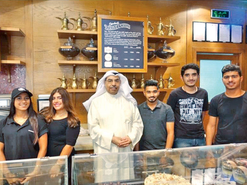 المجدلي متفقدا المتدربين في احدى مؤسسات القطاع الخاص 