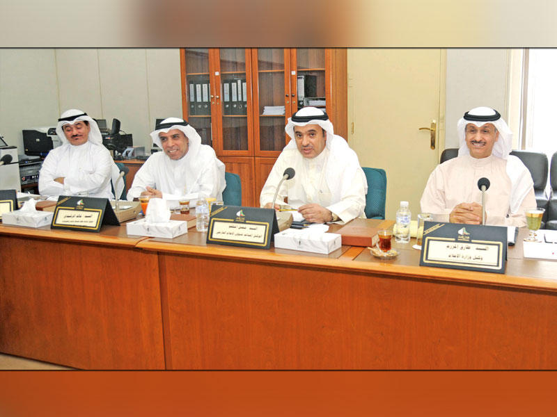 فريق وزارة الإعلام في اجتماع «الأموال العامة» أمس  (تصوير عبدالله الخلف)