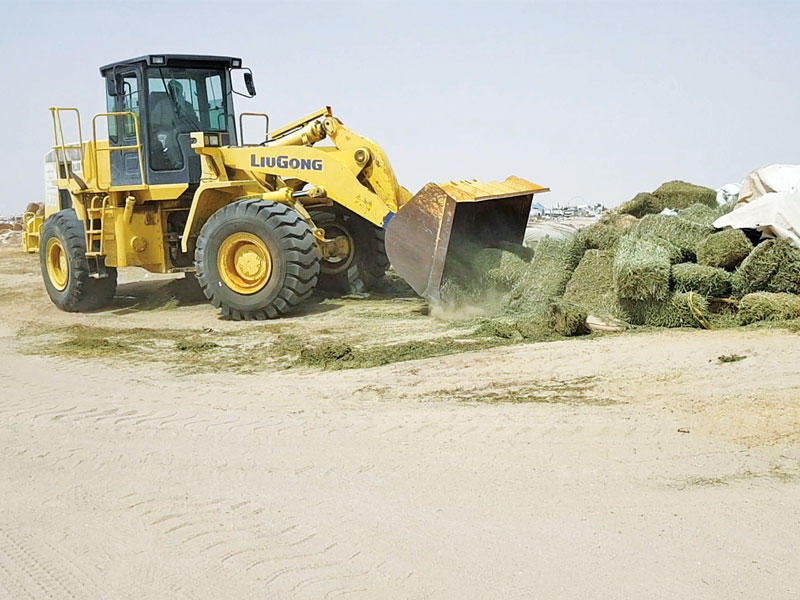 جرافة البلدية خلال  إزالة البسطات