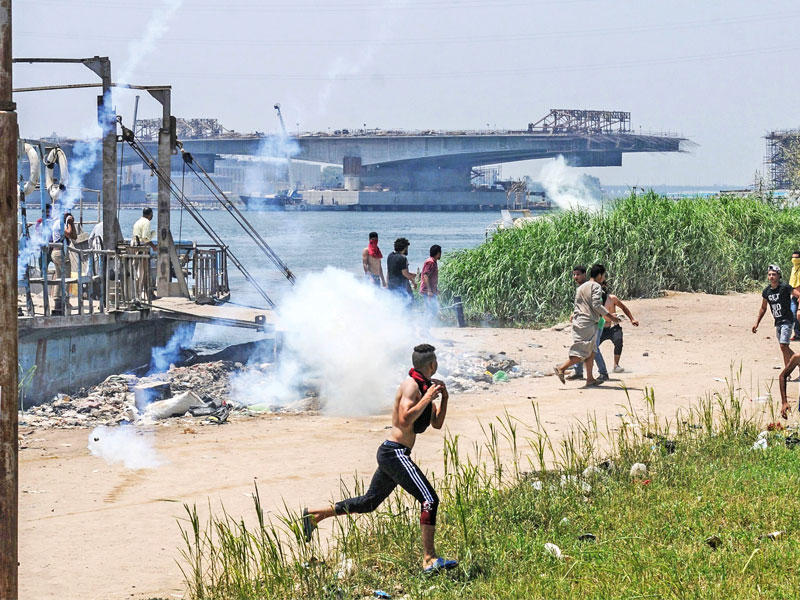 جانب من المواجهات في الوراق أمس الأول (أ ف ب)