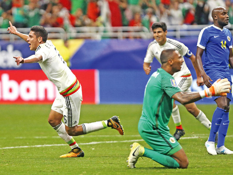 الفاريز يحتفل بهدفه في مرمى كوراساو