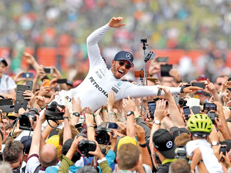 هاميلتون يحتفل بفوزه مع الجماهير