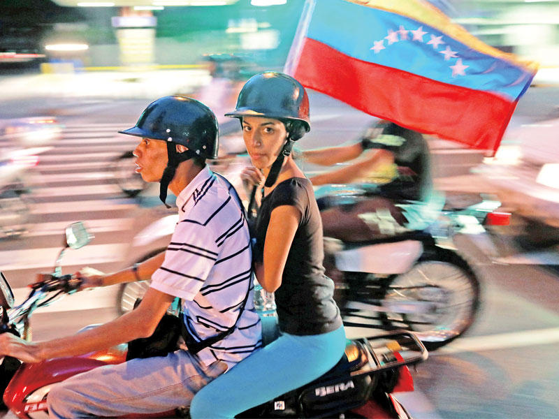 معارضان يحتفلان بنتيجة الاستفتاء في كراكاس أمس الأولt(رويترز)