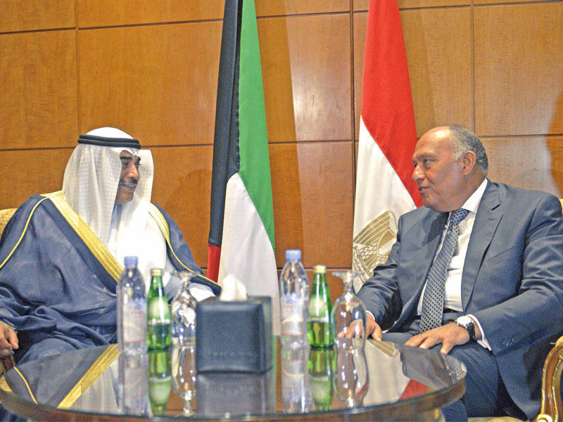 شكري مستقبلا الخالد في القاهرة أمس     (أ ف ب)