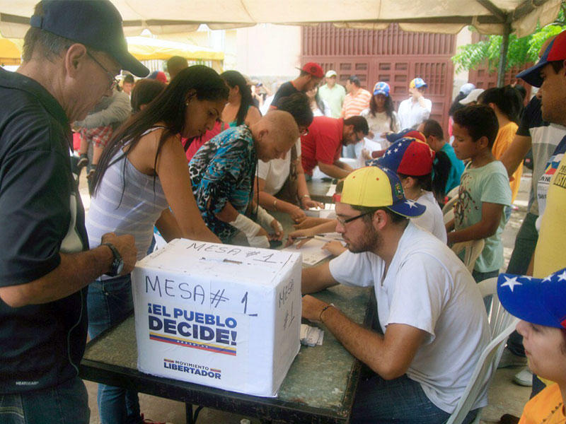 الناس يصوتون في استفتاء غير رسمي في ماراكايبو، فنزويلا
