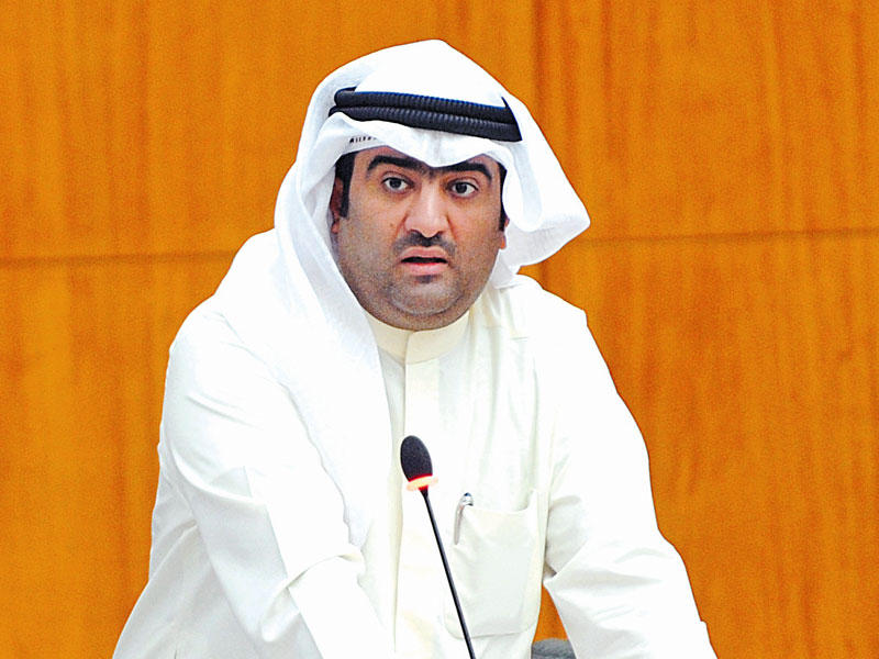  وزير التجارة والصناعة وزير الدولة لشؤون الشباب بالوكالة خالد الروضان 