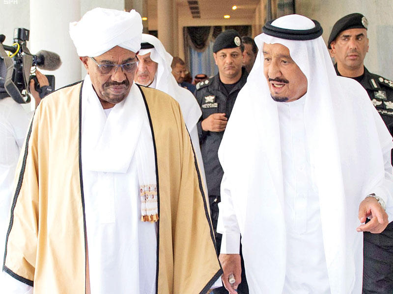 الملك سلمان مستقبلاً البشير في الرياض أمس (واس)n