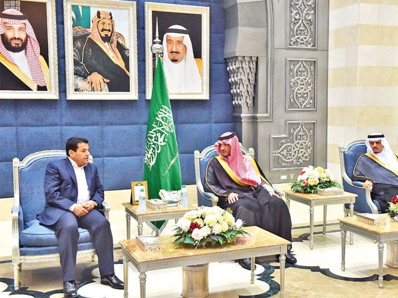 وزير الداخلية السعودي الأمير عبدالعزيز بن سعود مستقبلاً نظيره العراقي في جدة أمس	(واس) 