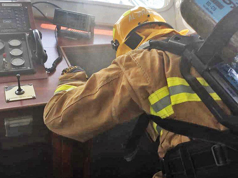 أحد عناصر الإطفاء خلال عملية الإنقاذ