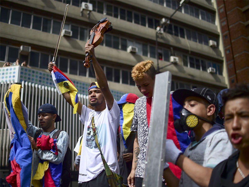 ناشطون معارضون يعرقلون طريقا خلال مظاهرة في كراكاس