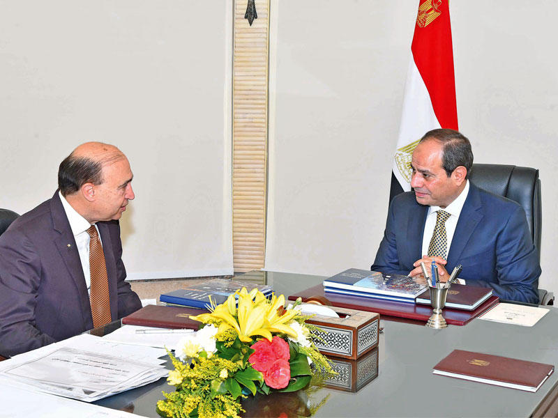 السيسي مجتمعاً بمميش في القاهرة أمس  (الرئاسة المصرية)