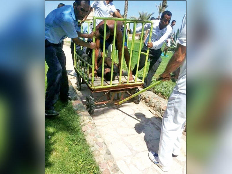 المتهم بتنفيذ اعتداء الغردقة داخل قفص عقب إلقاء القبض عليه 