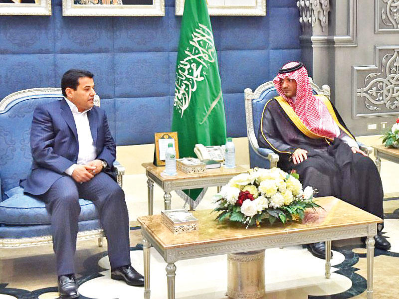 وزير الداخلية السعودي الأمير عبدالعزيز بن سعود مستقبلاً نظيره العراقي في جدة أمسt(واس) 