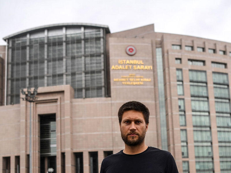 أندرو غاردنر باحث تركي في منظمة العفو الدولية يتحدث إلى وسائل الإعلام أمام المحكمة في اسطنبول