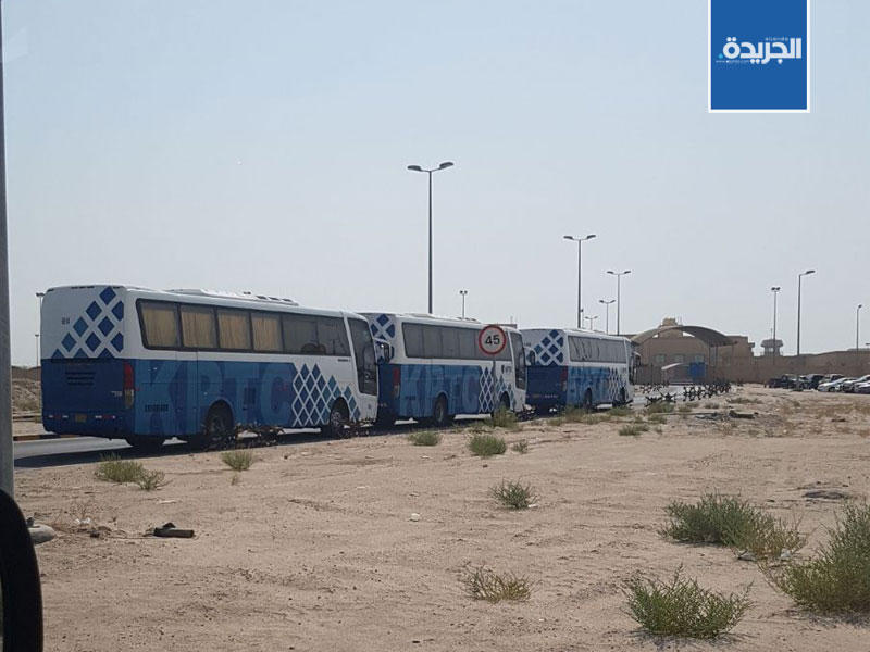 باصات وزارة الداخلية تستعد لتنقل النزلاء المفرج عنهم من السجن المركزي إلى قاعة العمليات