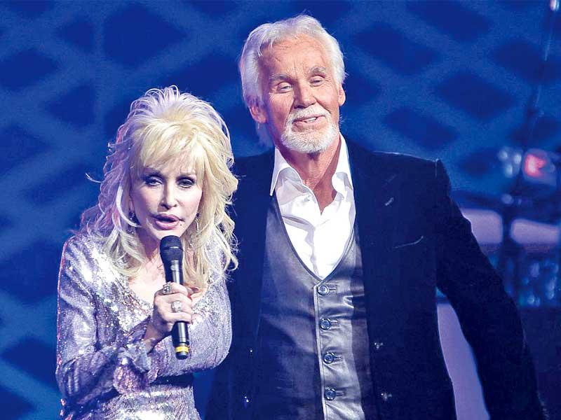 نجم موسيقى الريف (كانتري) كيني روجرز مع دوللي بارتون