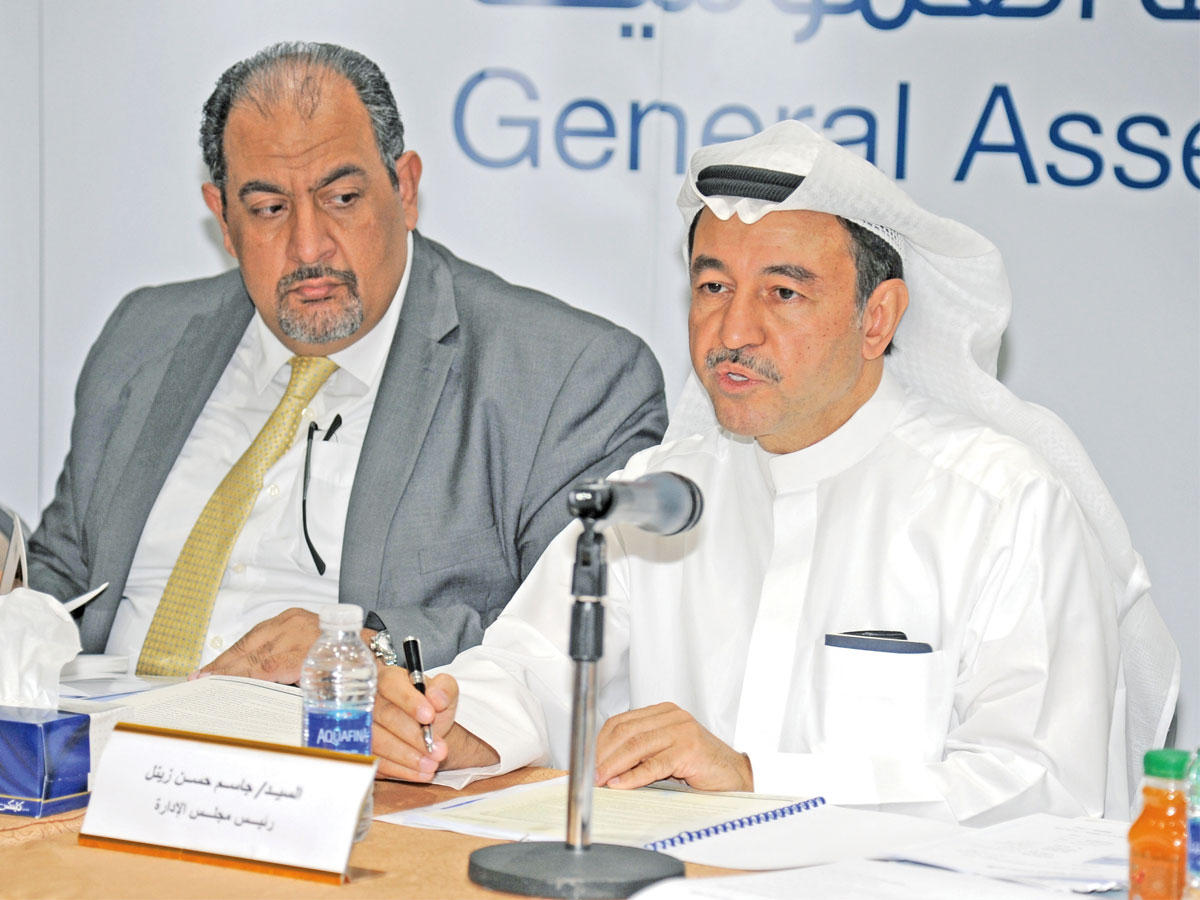 زينل متحدثاً في العمومية (تصوير عوض التعمري)