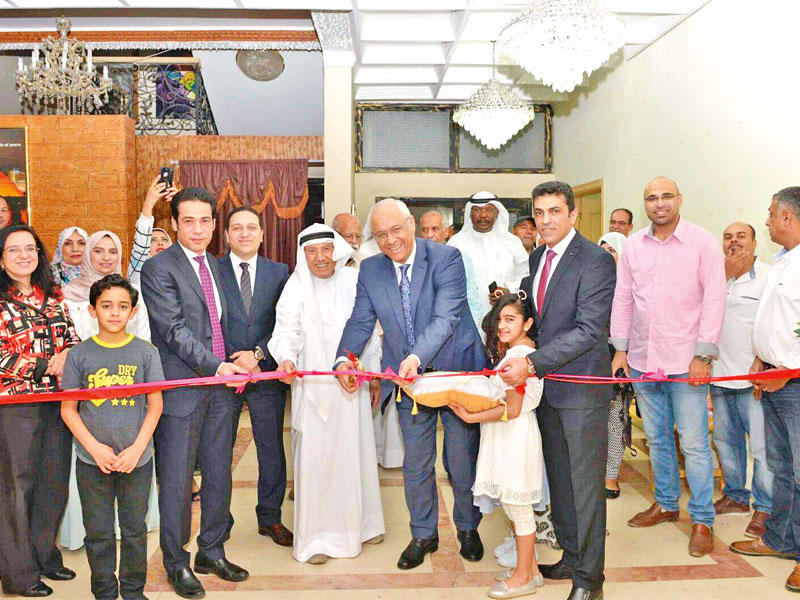 السفير المصري ياسر عاطف والملحق الثقافي نبيل بهجت خلال قص شريط الافتتاحn