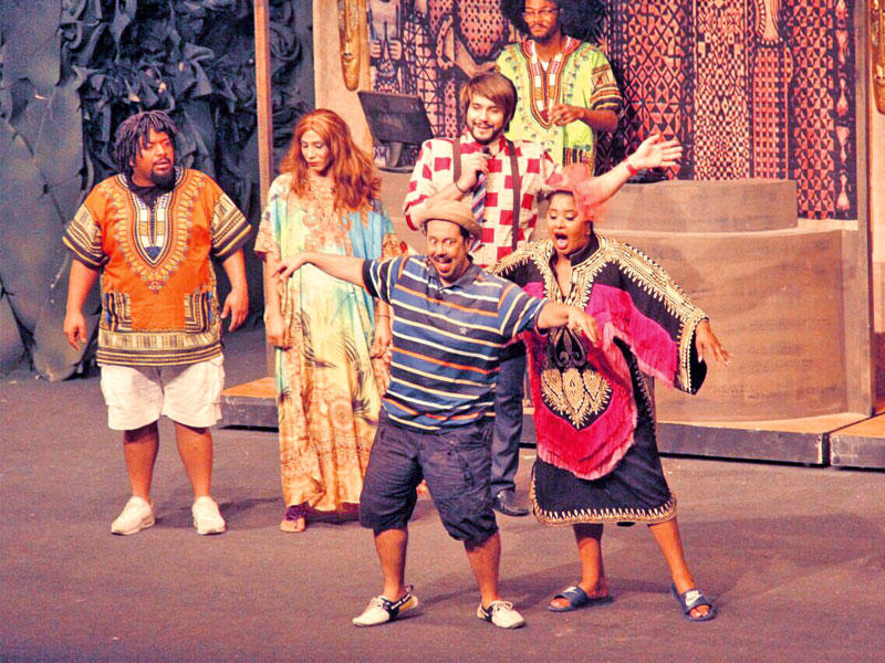 عبدالعزيز المسلم وهيا الشعيبي في مشهد من مسرحية «جنوب إفريقيا»