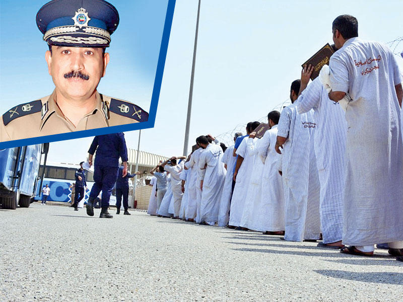 السجناء الذين أطلق سراحهم بموجب العفو و في الإطار وكيل وزارة الداخلية المساعد لشؤون المؤسسات الإصلاحية وتنفيذ الأحكام اللواء عبدالله المهنا