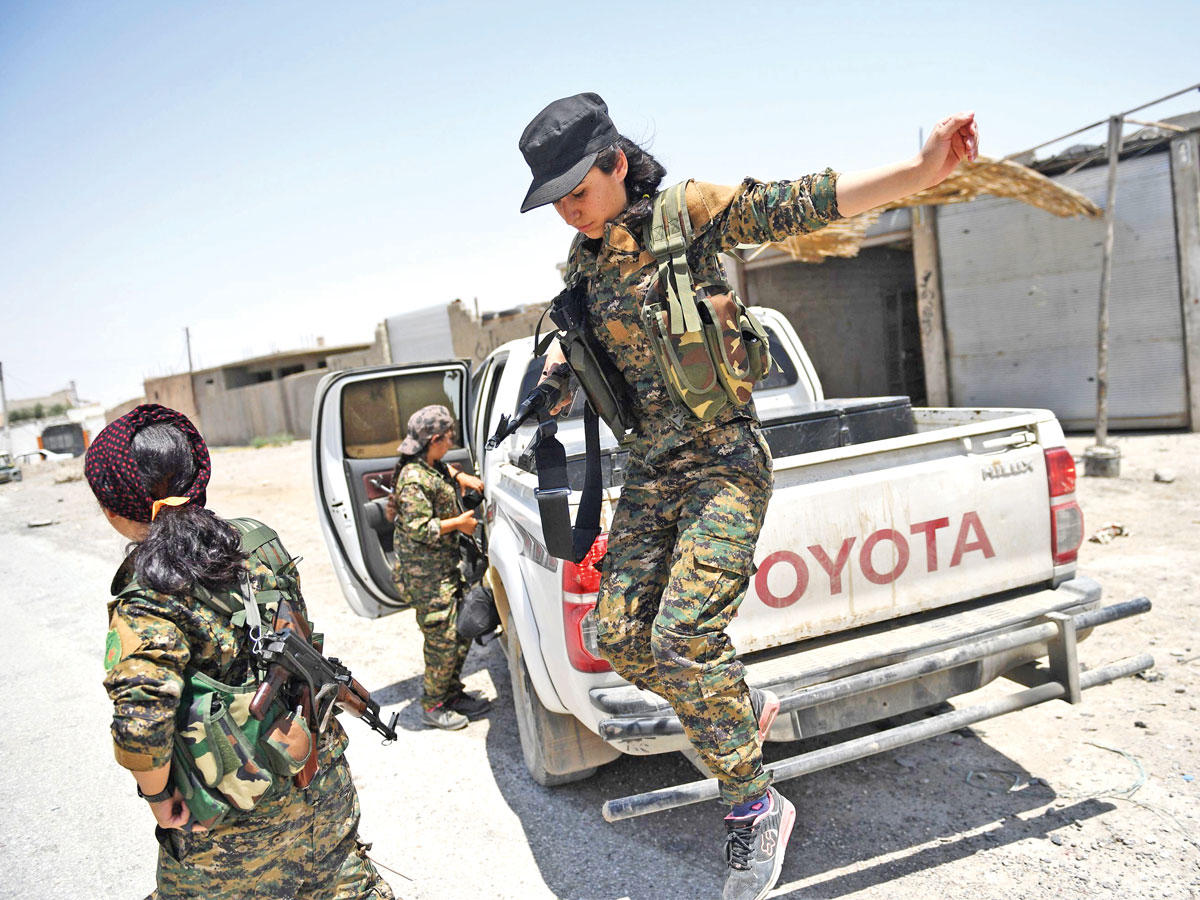 أيزيديات من «وحدات المرأة الشنغالية» على خط المواجهة مع «داعش» شرق الرقة أمس الأول   (أ ف ب)