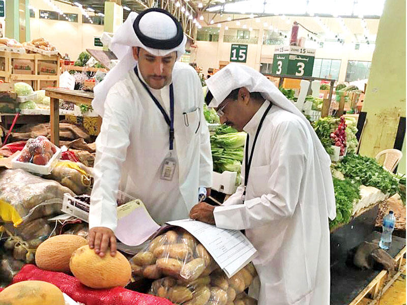 المراقبون يعاينون السلع خلال جولتهم