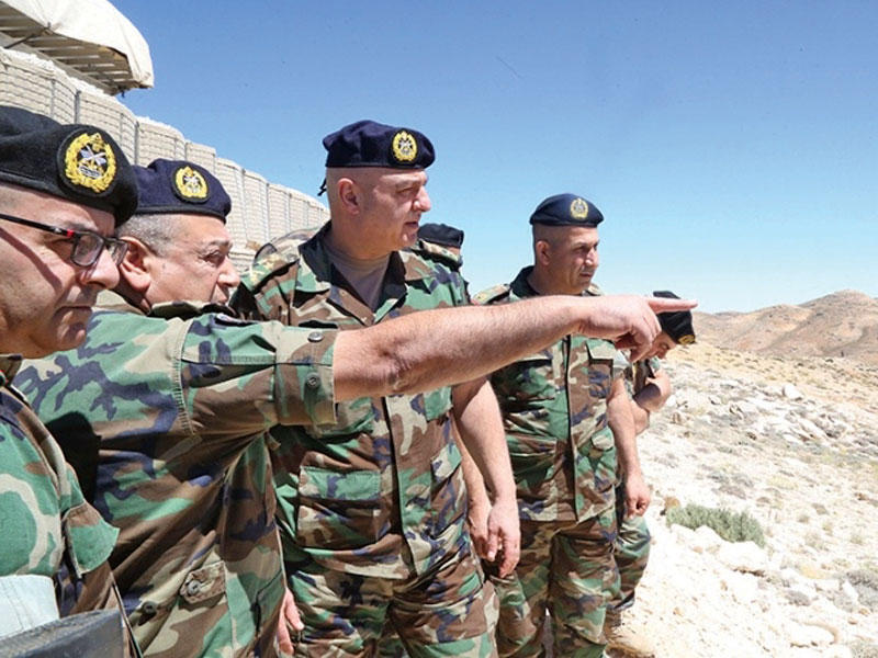 قائد الجيش أثناء تفقده مراكز فوج الحدود البري 4 في الطفيل أمس (الوكالة الوطنية)