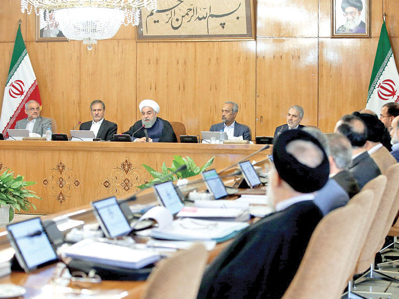 روحاني خلال اجتماع لحكومته في طهران أمس      (ارنا)