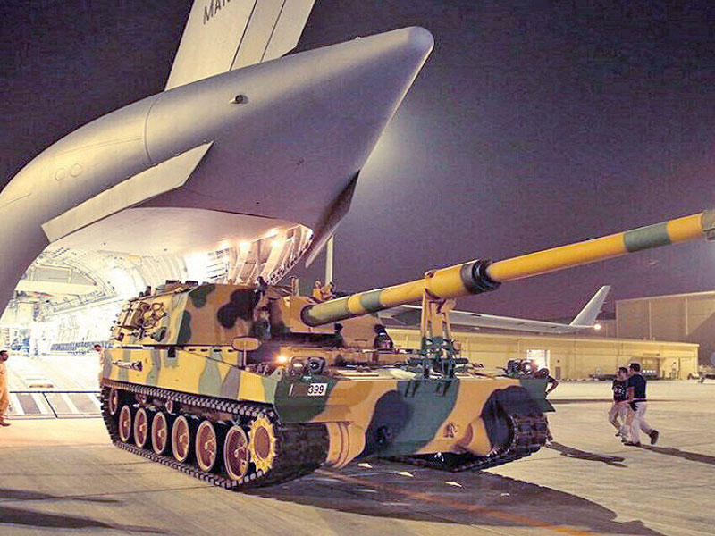 دبابة تركية لدى هبوطها من على متن طائرة عسكرية في الدوحة أمس الأول               (قنا)