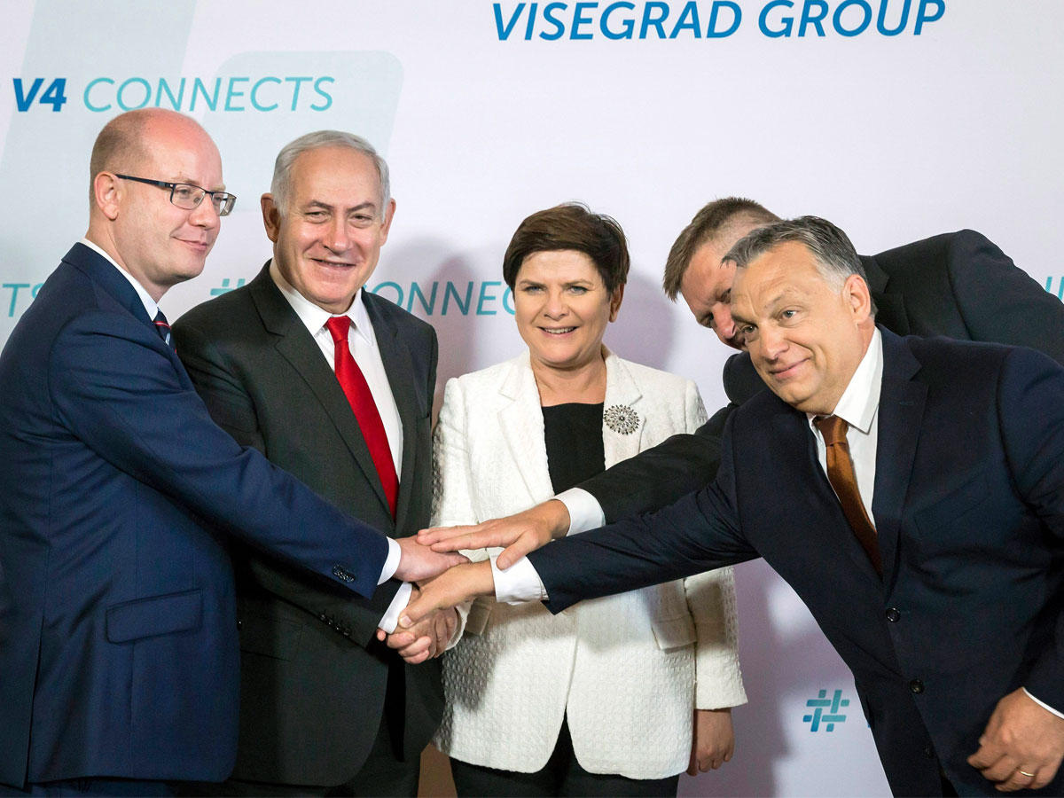 نتنياهو مع رؤساء وزراء تشيكيا وبولندا والمجر وسلوفاكيا في بودابست أمس (رويترز)