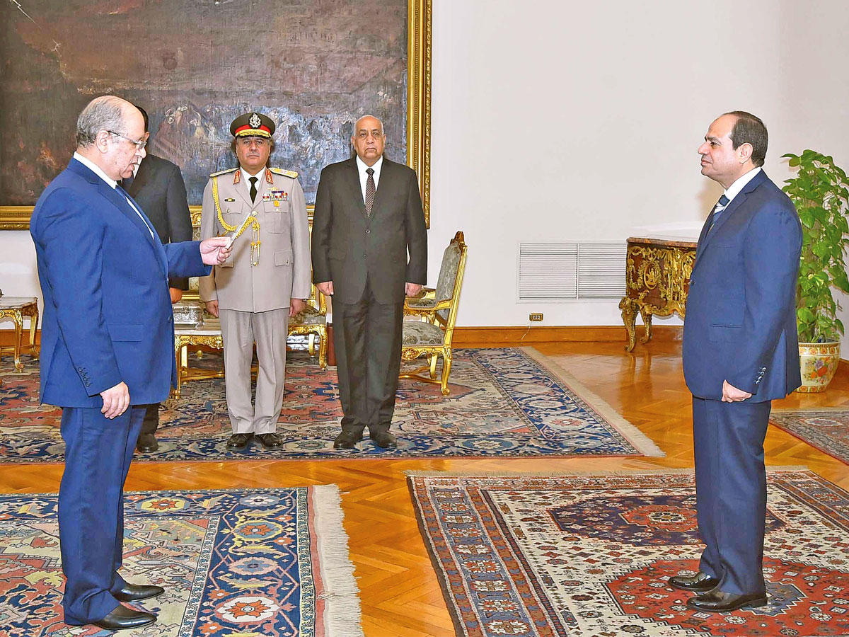أبوالعزم يؤدي اليمين الدستورية أمام السيسي في القاهرة أمسt(رويترز)